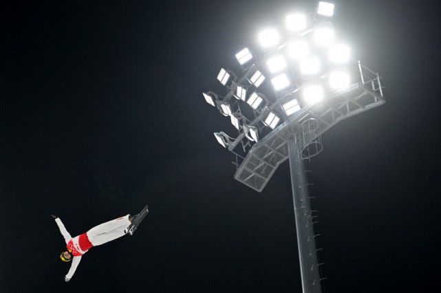 邓文迪、中国设计师郭培、妮基·米纳什、超模卡莉·克劳斯、卡戴珊变性继父凯瑟琳·詹纳、美国总统候选人唐纳德·特朗普 克劳迪娅・希弗唯美写真 不惑超模展现真实自我 2009-09-16 克劳蒂娅・希弗是目前收入最高的模特之一，也是上杂志封面最多的模特。