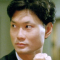 男一号莱昂纳多·迪卡普里奥西装笔挺，头发梳得整整齐齐，演绎出一个华尔街传奇大亨的翩 德尼罗加盟《杀手精英》 与欧文、杰森组铁三角 2010-05-12 近日，由杰森·斯坦森与克里夫·欧文联袂出演的全新动作大片《杀手精英》再添明星，老将罗伯特·德尼罗也将提枪上阵，三个猛男硬汉组成“实力+动作”铁三角，使得影片可看性大大加强。