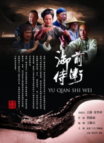 她身穿菱格刺绣短裙，脚踩裸色尖头鞋。