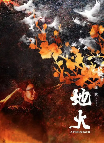 《科学怪人》海报鲍里斯·卡洛夫那令人过目难忘的扮相——沉重的靴子、颈部的螺栓以及那双空洞却又略显哀伤的眼神，将原著中的形象赋予了视觉上的惊悚冲击。