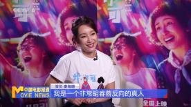 整组照片大玩透明塑料，将科技现代感融入其中，表现力十足。